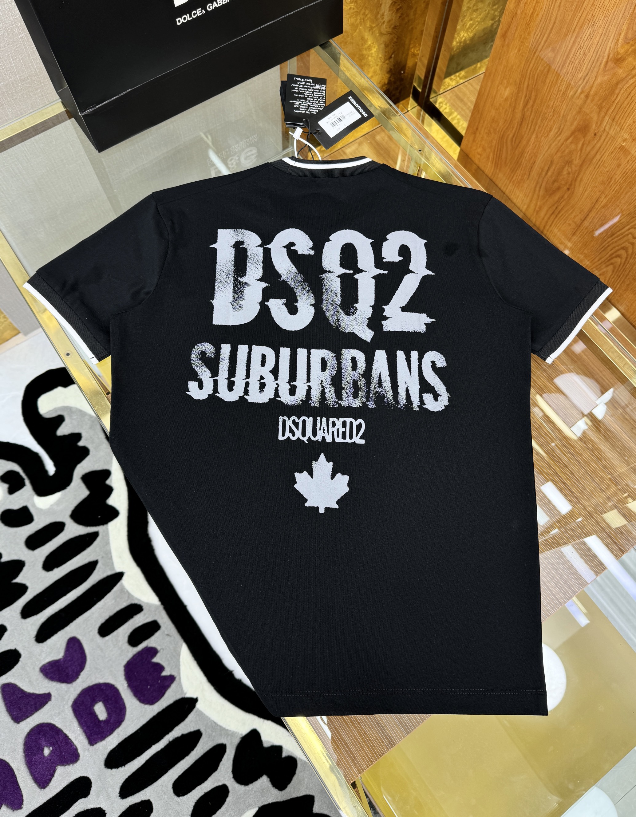 Áo phông T-shirt Dsquared2 DSQ2 logo tag vuông cổ họa tiết chữ lưng Like Auth on web CD